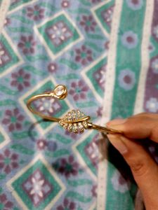 Elegant Gold-Tone Leaf Bangle