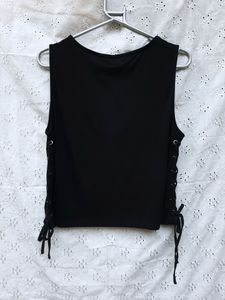 SLEEVELESS TOP