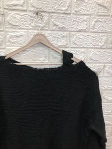 Chic Black Off-Shoulder Sweater🕸️🕷️🎗️