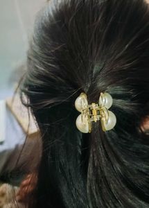 MEDIUM SIZED PEARL CLAW CLIP