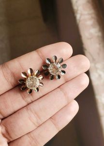 Beautiful Floral Diamond Studs ❤️