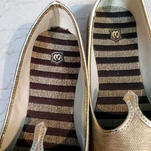 Manyavar Brown Golden Jooti