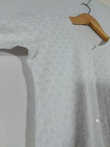 White Embroidered Kurta(women&#39;s)