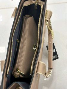 TOMMY HILFIGER IMPORTED PREMIUM HANDBAG AT SALE