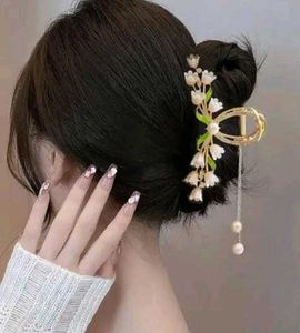 Misscutiecle Floral Pearl Hair Claw Clip