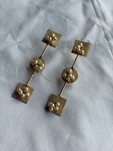 Gorgeous, golden colour earrings