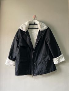 Black winter jacket with soft white faux-fur✨🫶🏻