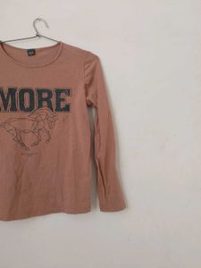 long sleeves graphic tee.