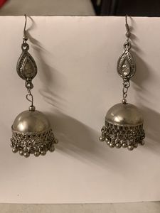 Jhumkaas