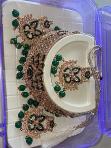 Necklace set with earrings and mangtika