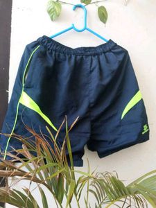 These shorts can be worn by men for 🏊swimmig