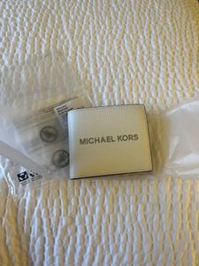 ☘️☘️sale☘️☘️Authentic MK WHITE WALLET MAN