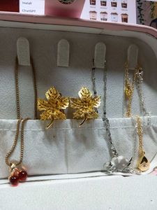 Lovely Vintage Jewellery Gold-tone Maple Earings