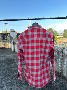 zara red shirt