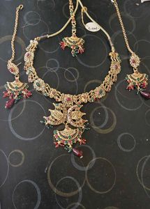 Elegant Gold-Tone Jewelry Set and in new condition