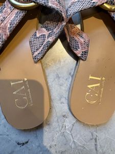 Set Of 2 Bow Sandals