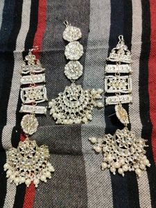 Elegant Kundan Tikka and Earring Set