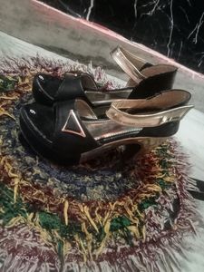 Black And Golden Heels 👠