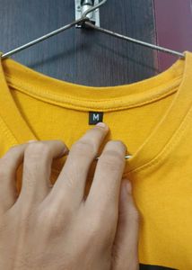 Levi&#39;s Yellow Graphic Tee