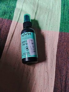 NYX Dewy Finish Setting Spray