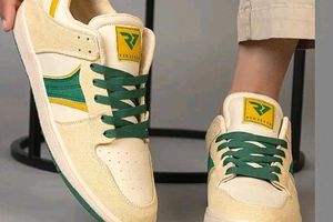 Run Seven Sneakers - Beige/Green