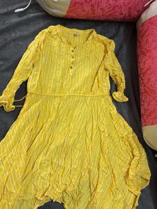 yellow dress