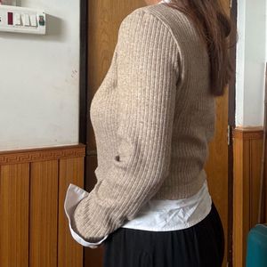 🌼 Beige Ribbed Zip-Up Sweater with White Collar🌼