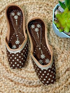 Embroidered Brown Juttis