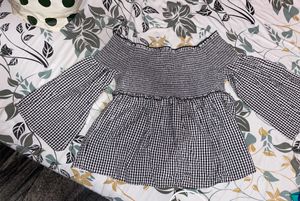 🔻Size -medium , Off Shoulder Top