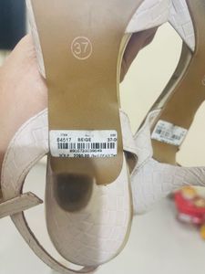 Rocia Pointed-Toe Kitten Heels