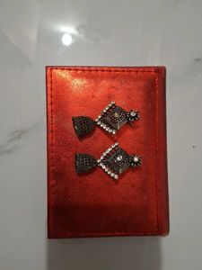 Vintage Eyeshadow Palette &amp; Earrings