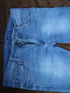 Blue Jeans Ke Sath White Shirt Free