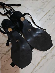 TEEJ OFFERS! 🌸🌸SALE🌺🌺Sexy Black Heels