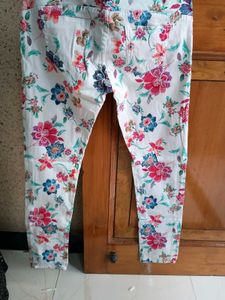 Floral White Jeans 👖