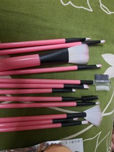 (NEW) MAKE-UP BRUSHES AND MAKE-UP SPONGES