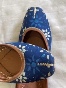 Blue Floral Print Juttis