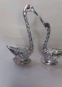 Swan Showpiece set in silver metal