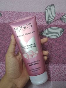Pond&#39;s Bright Beauty Facewash