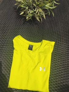 UNDERARMOUR TSHIRT Unises