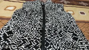Woman And Girls Black⚫ Nd White⚪ Hafh Jacket.