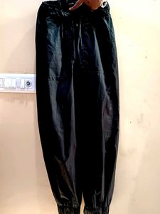 black sports pant