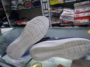Lightweight And Comfortable Mens Shoes