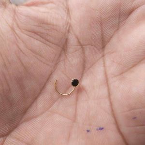 22C Pure Gold Round Black dimond nose pin
