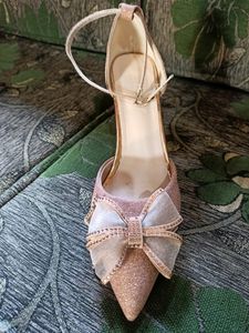 Size 39, Imported Bowed Heels