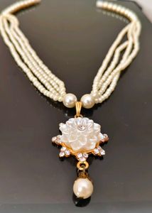 Elegant Pearl Flower Necklace