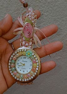 lnBeautiful Whomen Watch Good Condition Need Cell