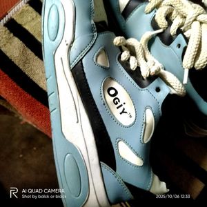 Ogly Sneakers