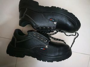 Leather safety shoes new with tag