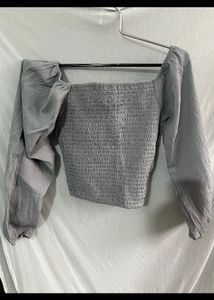 Puffed sleeve top with tag
