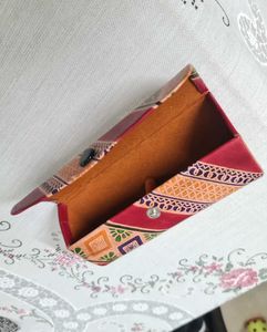 Spectacles or sunglasses case
